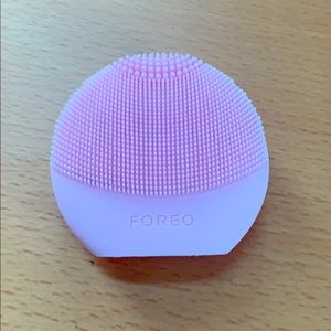 Foreo Luna Vibrating Facial Brush